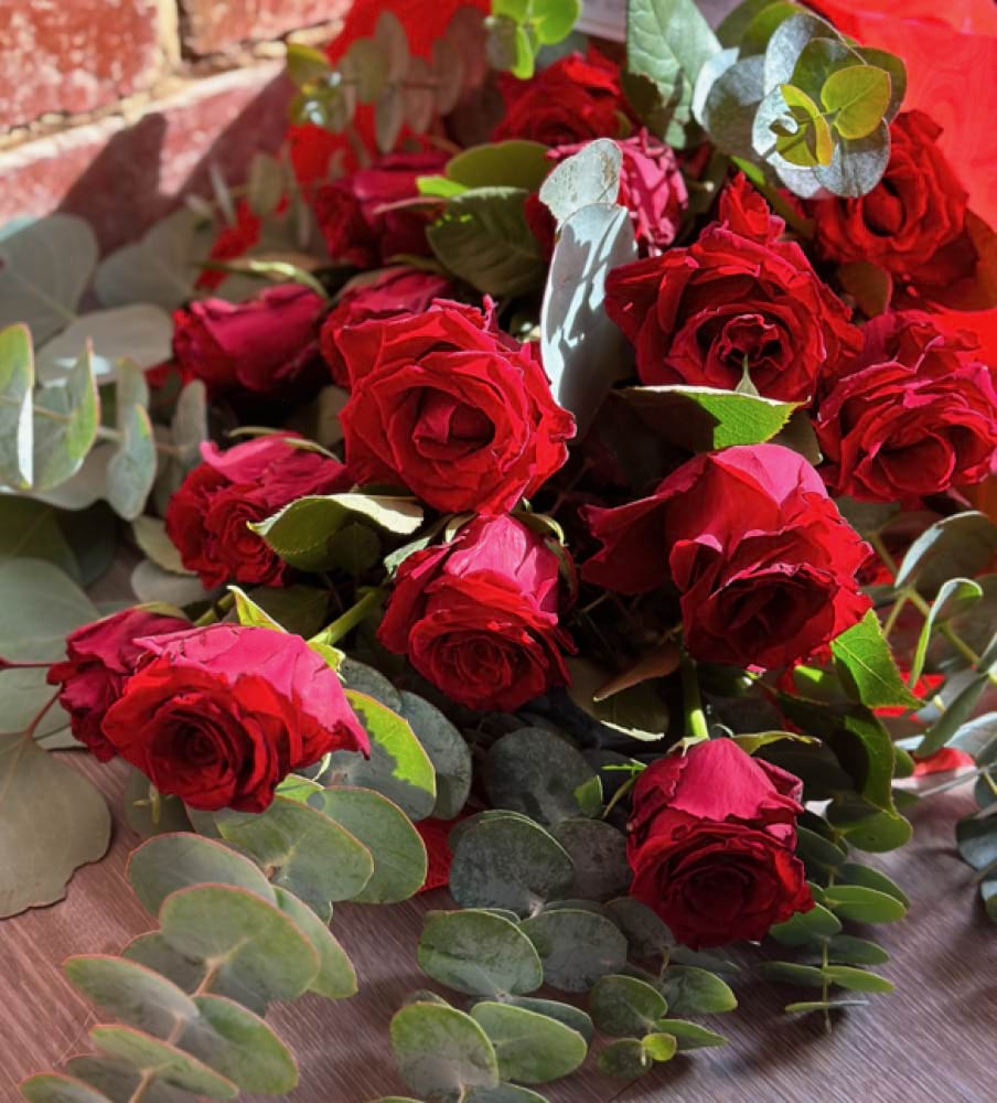 Red rose sheafÂ 